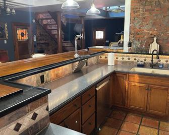 Ohio City Home with Hot Tub Sleeps 8 + 2 more futons. Near Cleveland Attractions - Cleveland - Kitchen