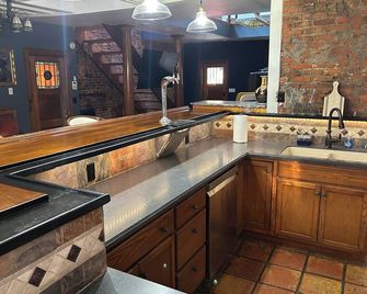 Ohio City Home with Hot Tub Sleeps 8 + 2 more futons. Near Cleveland Attractions - كليفيلاند (أوهايو) - مطبخ