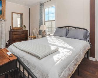 Cabin close to Springs! Pool, WI-FI, And Grill - Marianna - Ložnice