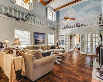 Spacious Madisonville Estate with Grill and Pond Views - Madisonville - Obývací pokoj