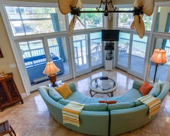 Getaway To The Quiet Florida Keys - Cudjoe Key - Living room