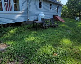 Cute home in Kerhonkson, NY. This home is minutes to many popular destinations - Kerhonkson - Edificio