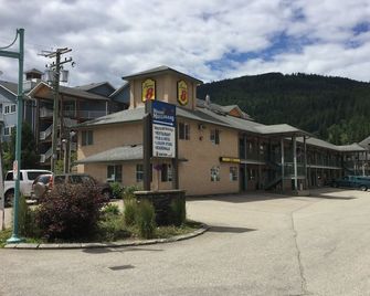 Super 8 by Wyndham Sicamous - Sicamous - Building