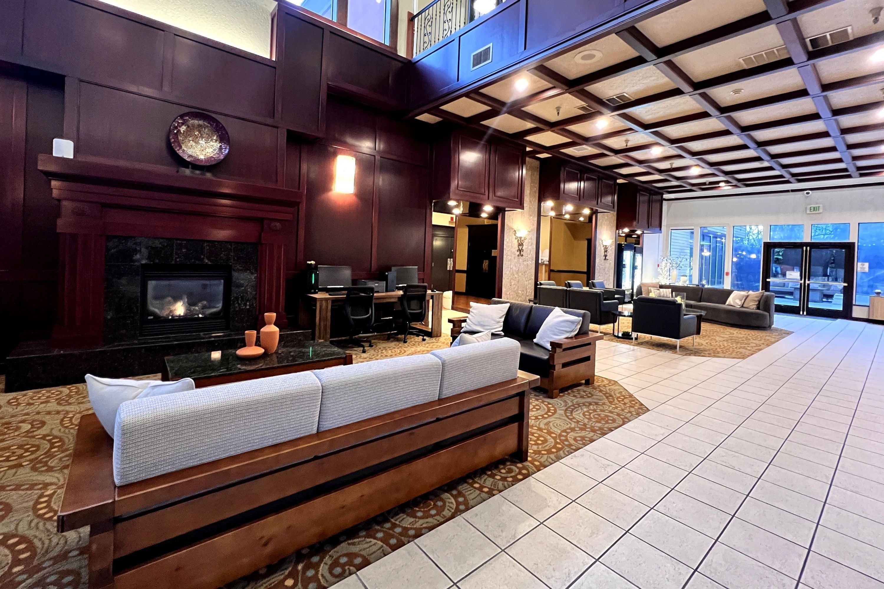 Ramada by Wyndham Tukwila Southcenter - Tukwila - Лоббі