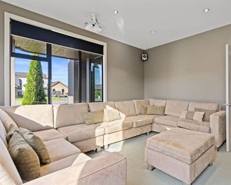 6BR Relax at Lake Hood Luxury Canal Home with Jetty - Ashburton - Huiskamer