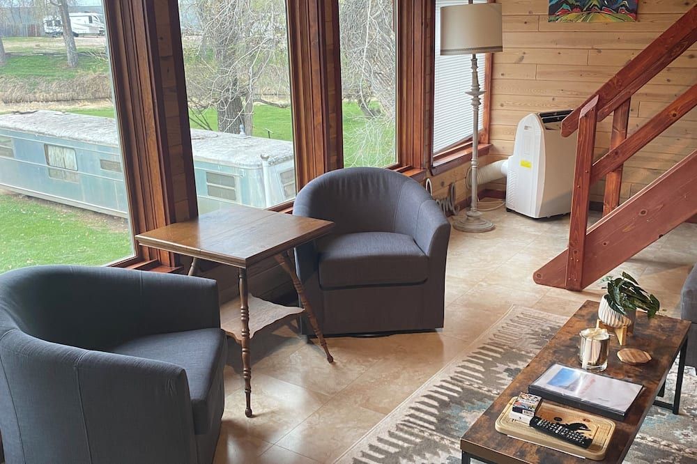 Red Bluffs Lodge Upper Unit, located on the River, minutes from Devils Tower!