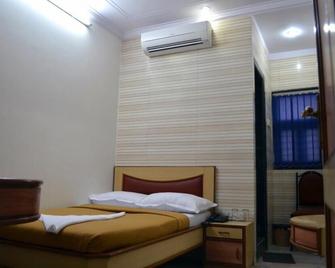 Hotel New Deepak - Mumbai - Bedroom