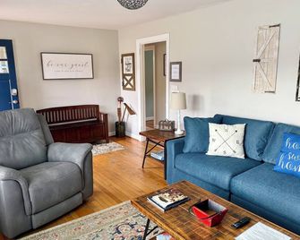 Downtown West Jefferson Cottage- 5 minute walk - West Jefferson - Sala de estar