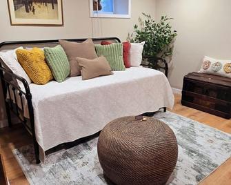 Cozy 1 bedroom basemant apt with private entrance and AC in the heart of Salem - Salem - Sala de estar