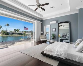 Marco Polo By Avantstay Waterfront 5bdr Pool Spa Fire Pit Walk To Beach - Marco Island - Schlafzimmer