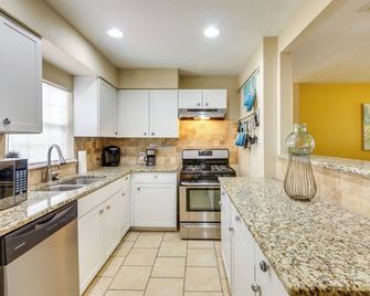 Welcoming Home about 6 Mi to Downtown San Antonio! - San Antonio - Kitchen