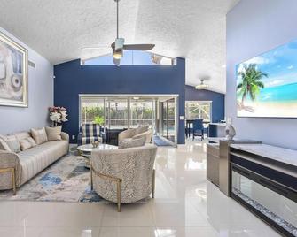 Stylish 4-bedroom private house in Wellington FL, Come enjoy some poolside fun! - Wellington - Living room