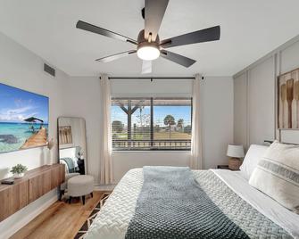 LakeView Fresh and New Bass N Sun King Bed Pool - Clewiston - Ložnice