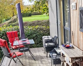 Holiday Home Tiny Haus Auszeit Am See by Interhome - Wemding - Innenhof