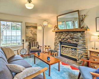 Charming Rockaway Beach House, Walk to Ocean! - Rockaway Beach - Living room