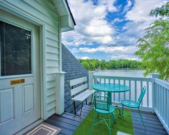 Lakefront Loft with private deck, kayaks, paddleboards, fishing, firepit, fun. - Lexington - Balcony