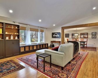 Susan Lane Hideaway - 4BR, 3BA Renovated Home, Close to Skiing and Town, Fireplace - Rutland - Sala de estar