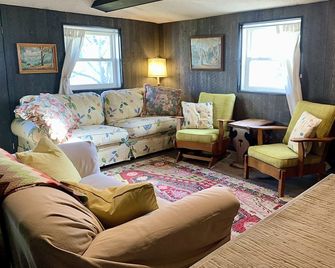 Cedar Hill Cottage perfectly located in downtown Boyne City! - Boyne City - Living room