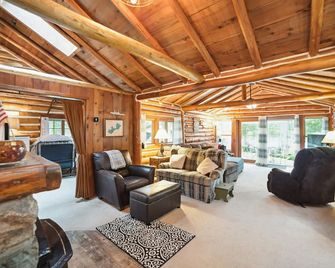 Loon Landing: Snowy Escape with Fireplace & Trails Nearby - Lewiston - Sala de estar