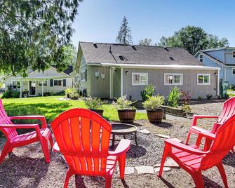 Charming Updated Retreat Walk to Lake Stevens! - Lake Stevens - Patio
