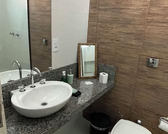 House with pool and barbecue for up to 11 people - Londrina