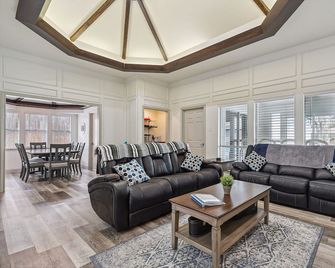 Family Friendly/Pool/Sleeps 16/Luxury - Plano - Living room