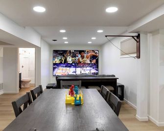 Large Luxury Home with Media Room and Game Room - 10 mins to Campus & Stadium - State College - Dining room