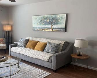 Valdosta Oasis: 2br 2.5 Ba Near Down Town And Vsu - Valdosta - Living room