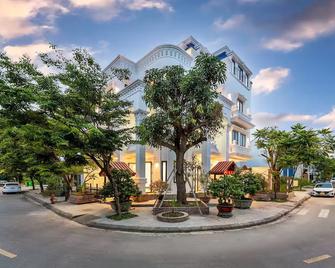 Sanh homestay hồ bơi gần Aeon mall - Huong Thuy - Building