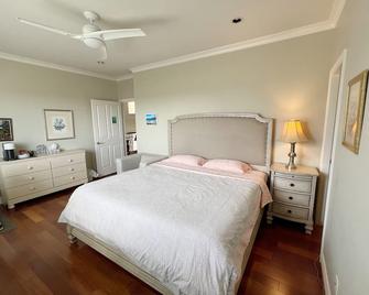 A cozy bedroom with a private washroom close to YVR Richmond - Richmond - Bedroom