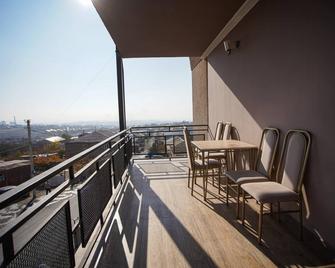 Decca Hotel - Eriwan - Balkon