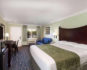 Travelodge by Wyndham Orange County Airport/ Costa Mesa - Costa Mesa - Bedroom