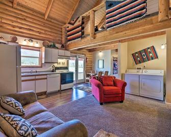 Cabin with Fire Pit, Views and BBQ 18 Mi to Moab! - Moab - Sala de estar