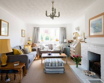 2 Admirals Walk by Aldeburgh Coastal Cottages - Thorpeness - Living room