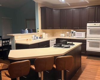 Spacious Single Family Home Near Water, Recreational Areas/Parks, and Shopping.. - New Castle - Kitchen