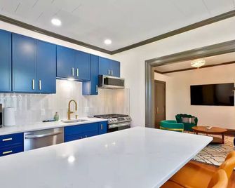 Vintage Charm Manor - Modern Luxury 2BR Suite, Close to Downtown & Bakery - Бурлінгтон - Кухня