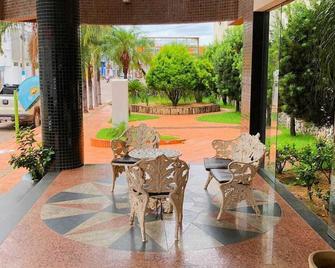 Veneza Plaza Hotel - גורופי - פטיו