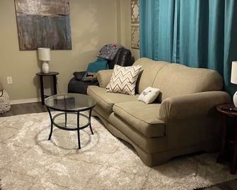 1-bedroom cottage in Sikeston’s historic north-end. 3 minute drive to hospital - Sikeston - Soggiorno