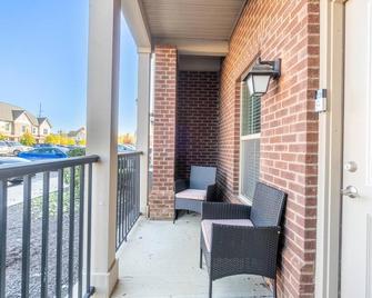 Comfy 2 Bedroom King Bed Apartment Near Polaris - Westerville - Balcony