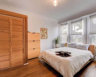 Charming Vintage 2BR Apartment in Oakland - Emeryville - Habitación