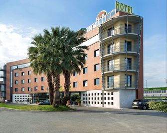 B&b Hotel Pisa Airport - Pisa - Building