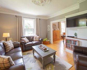 Historic Woodbine Cottage - Wellington - Living room