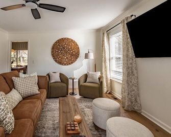 Fully Renovated - Fuquay-Varina Cottage + Pets - Fuquay-Varina - Sala de estar