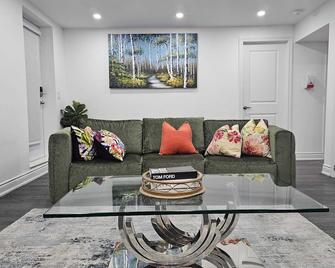 Cosy Spacious 2 bedrooms - Oakville - Living room