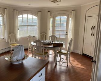 Waterfront Estate Home - Beach and Shared Pool - West - Madison - Jídelna