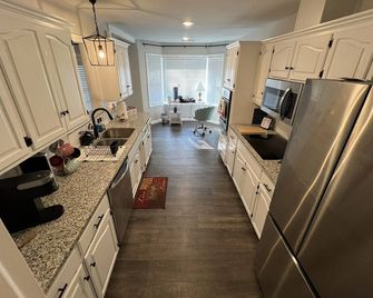 The Lily Pad. 3 bd/1ba. 4 beds. Center of town! Fenced backyard! - Fort Smith - Kitchen