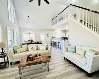 Southern Living Lake Oconee Home in a Cove! - Greensboro - Living room
