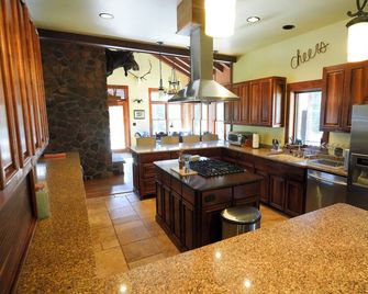 Luxury Mountain Retreat Cooke City - Cooke City - Kitchen