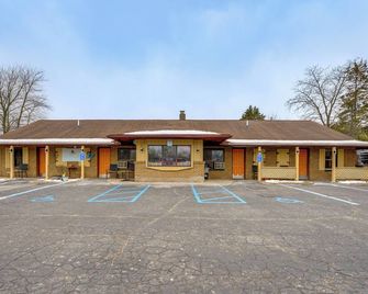 Pet-Friendly Studio Near Pine Knob: Bring Skis! - Clarkston - Building