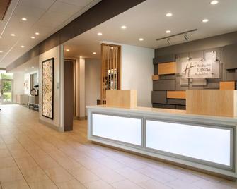 Holiday Inn Express Lorton - Lorton - Front desk